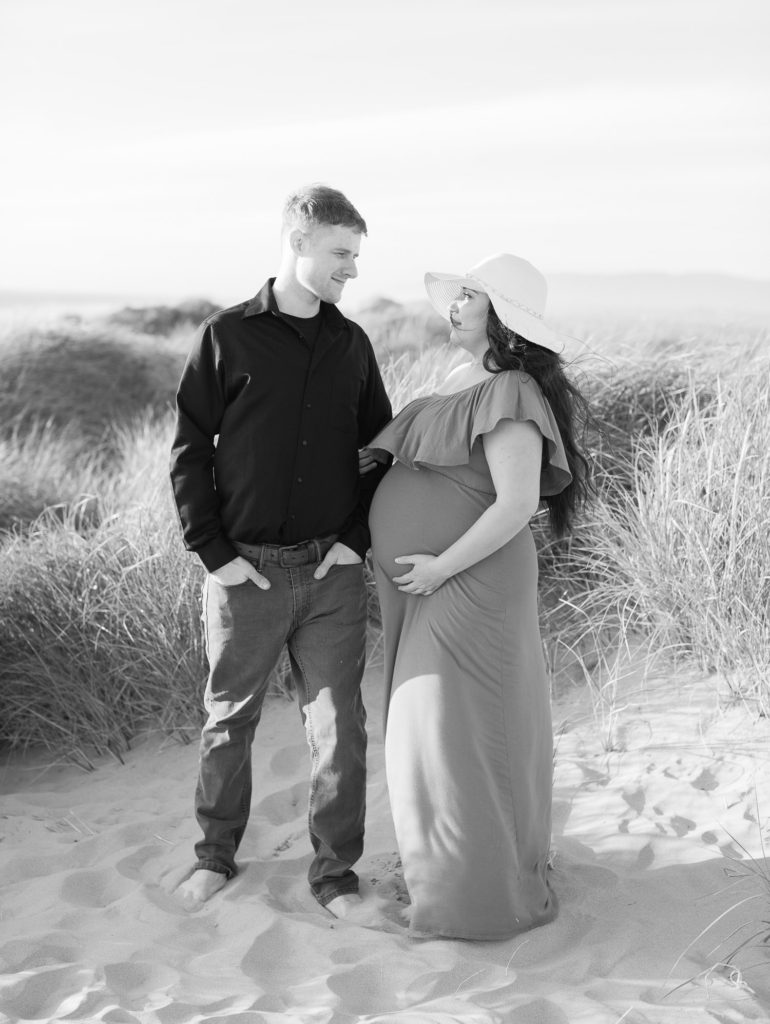 couples beach maternity photos