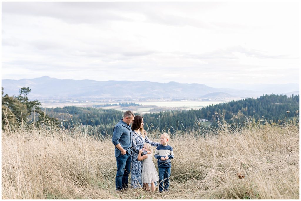 Family of 4 in the Willamette Valley