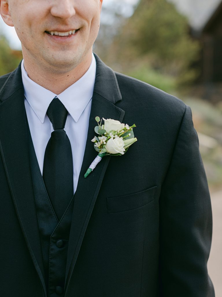 Chic and modern wedding - groom