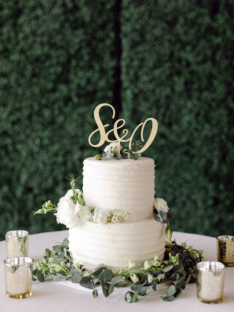 Wedding cake with hedge background