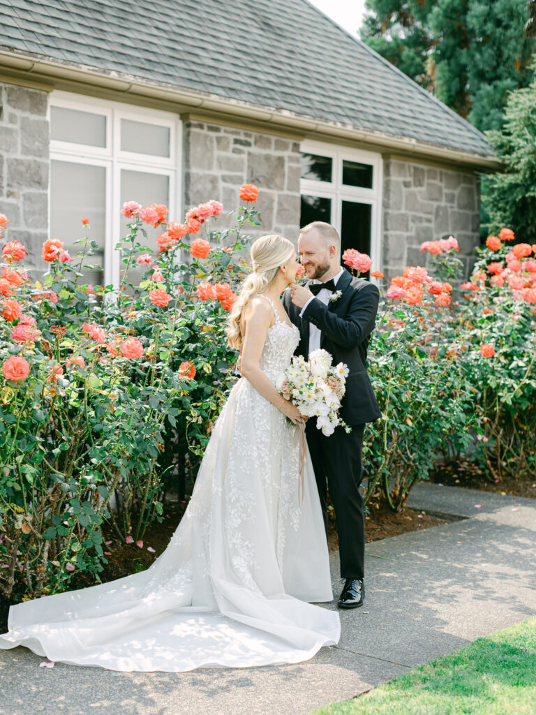 bride and groom married at Oregon golf club