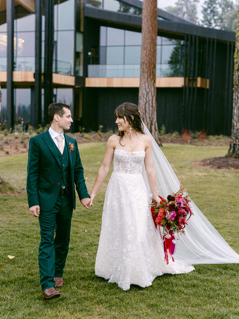 jewel tone black butte ranch wedding