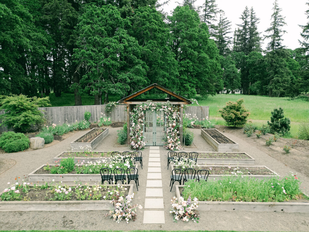 a small garden Oregon wedding outside of portland