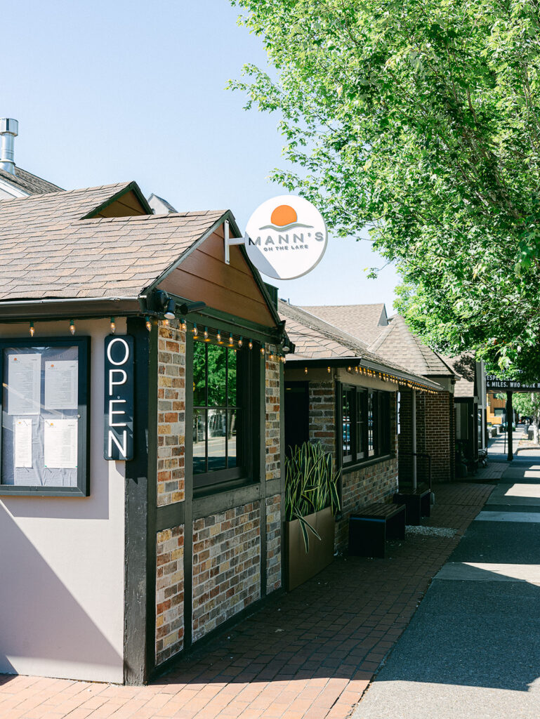 Dinner celebration at Manns On the Lake wedding reception