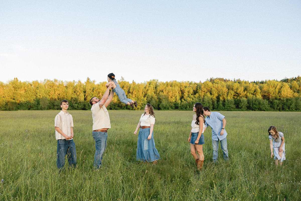 Eugene Oregon family photographer capturing summer family portraits at sunset